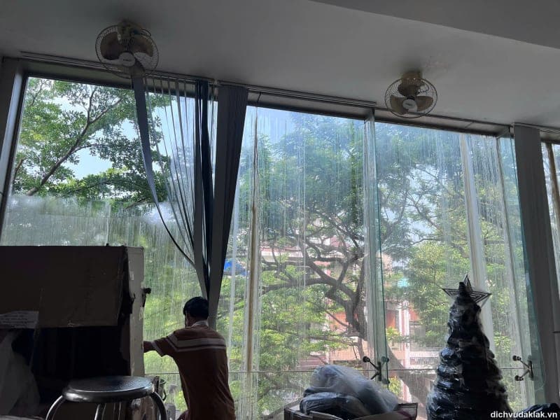vệ sinh kính chuyên nghiệp tại Đắk Lắk, công trình tại Trần Nhật Duật BMT