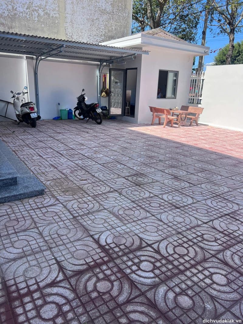 Thi công xây nhà bảo vệ ốp gạch sân và xây tường rào Quỷ tín Dụng Tân Hoà